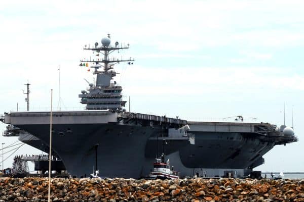 Pete Hegseth wijst claims over slechte omstandigheden op de USS Abraham Lincoln van de hand