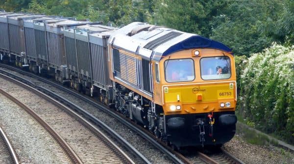 Descarrilamento de Comboio em Lewes Causa Dois Feridos Graves e Interrupções nos Serviços Ferroviários