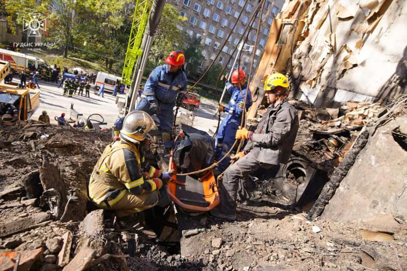 L'Ukraine attaque un dépôt de carburant en Russie et des drones russes frappent Kiev