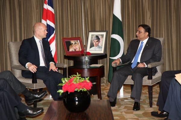 Javed Akhtar critica los comentarios del presidente paquistaní Zardari sobre los hindúes