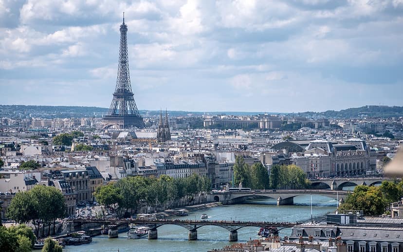 Foto de arquivo: Eiffel Tower fechada após greve sobre despedimento de funcionárias