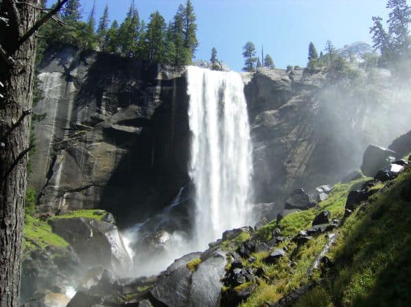 Tourist falls 54 meters into waterfall in Oregon