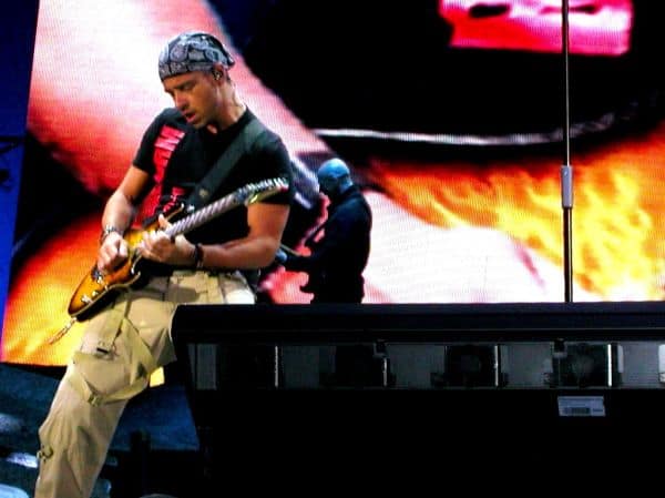 Eros Ramazzotti an den Stimmbändern operiert und gezwungen, Tour zu stoppen