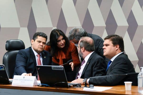 Foto de archivo: Livre critica al Gobierno por arrogancia y medidas puntuales