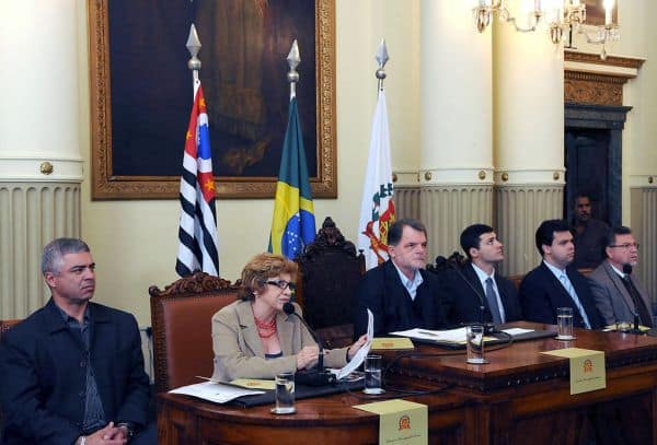 Foto de archivo: Livre critica al Gobierno por arrogancia y medidas puntuales