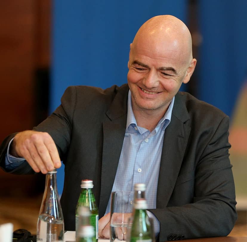 Liderança da FIFA apoia presidente Infantino após reunião de crise