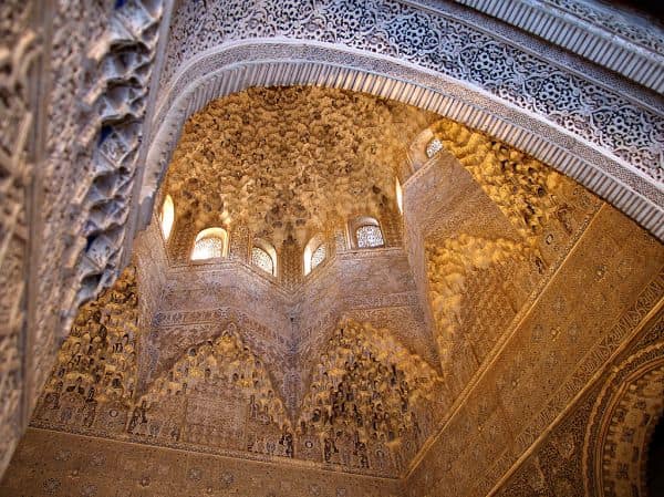 Aardbevingen treffen Granada, waardoor schade en verwondingen ontstaan