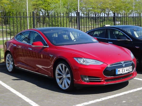Elon Musks Vergütung bei Tesla übersteigt durchschnittliches Arbeitergehalt erheblich