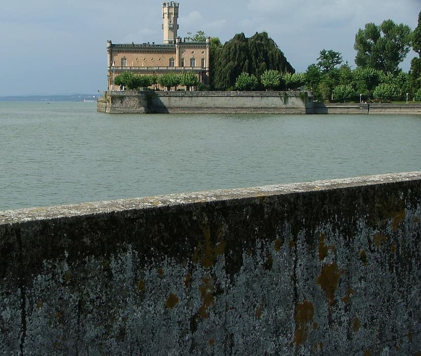 Katamaranongeval in Konstanz: Meerdere gewonden na botsing met havenmuur