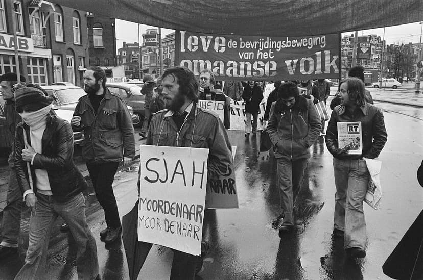 Foto de archivo: Manifestantes enmascarados bloquean acceso al puerto de Dover