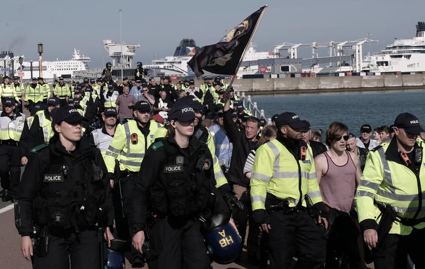 Manifestantes enmascarados bloquean acceso al puerto de Dover