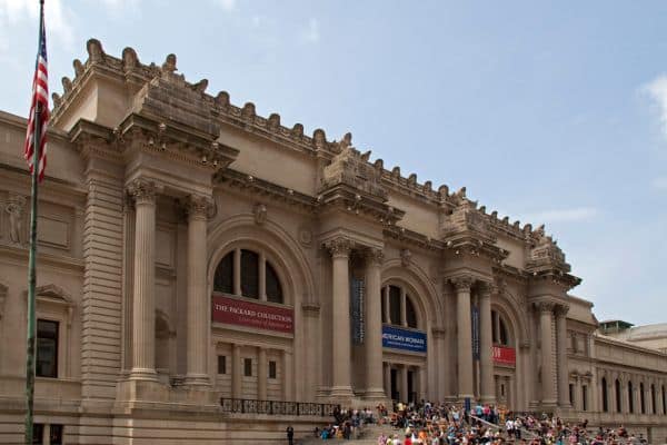 Photo d'archive: Le Metropolitan Museum annule l'exposition John Galliano en raison de la controverse