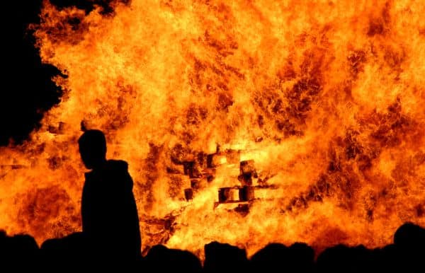 Pessoas retiradas de casa no UK devido a incêndios