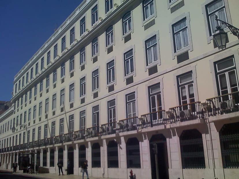 Portuguese economy's external surplus falls 45.8% in the first half