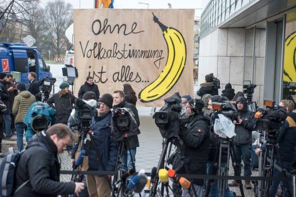 Archivbild: Schweizer lehnen Initiative für striktere Neutralität ab