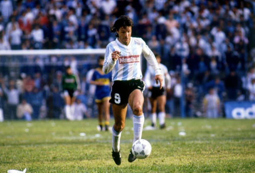 Maravilla Martínez expulso por codazo em jogo do Racing