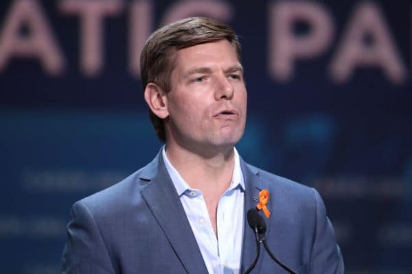 FBI Executa Mandado de Busca na Casa de Eric Swalwell em Meio a Investigação de Indisciplina