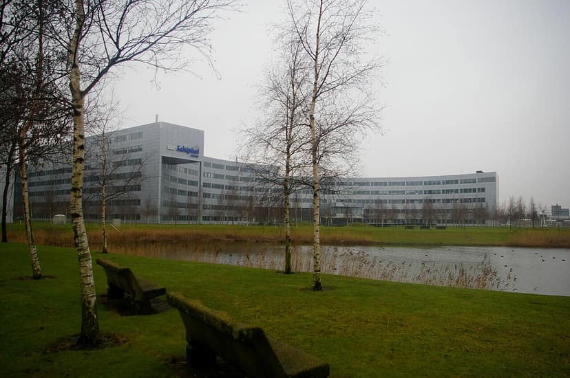Archivbild: Störung bei elektronischer Passkontrolle am Flughafen Schiphol verursacht lange Wartezeiten