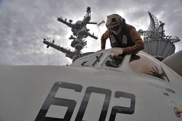 Photo d'archive: Les États-Unis remplacent le porte-avions « USS Abraham Lincoln » au Moyen-Orient