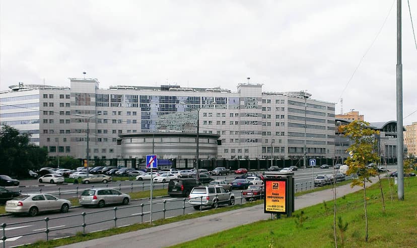 Belas. Twee arbeiders komen om na val van een grote kraan