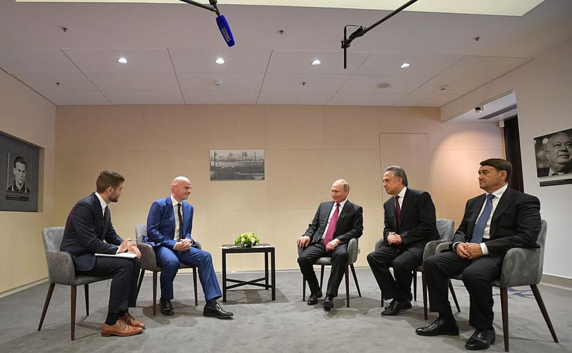 Reunião de crise da FIFA: Presidente Infantino sob pressão