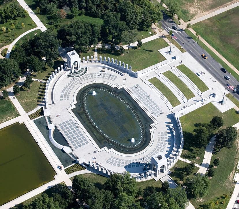 Archivbild: Denkmal für den Zweiten Weltkrieg in Washington vandalisiert mit Seifenblasen und Graffiti