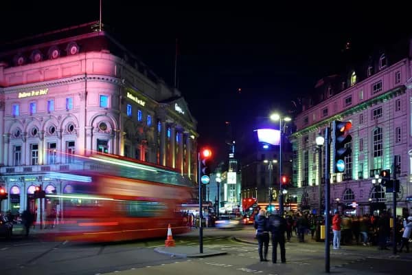 La policía de Londres confisca decenas de vehículos de lujo