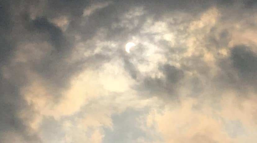 Foto d'archivio: Eclissi solare parziale e pioggia di meteoriti delle Perseidi il 12 agosto