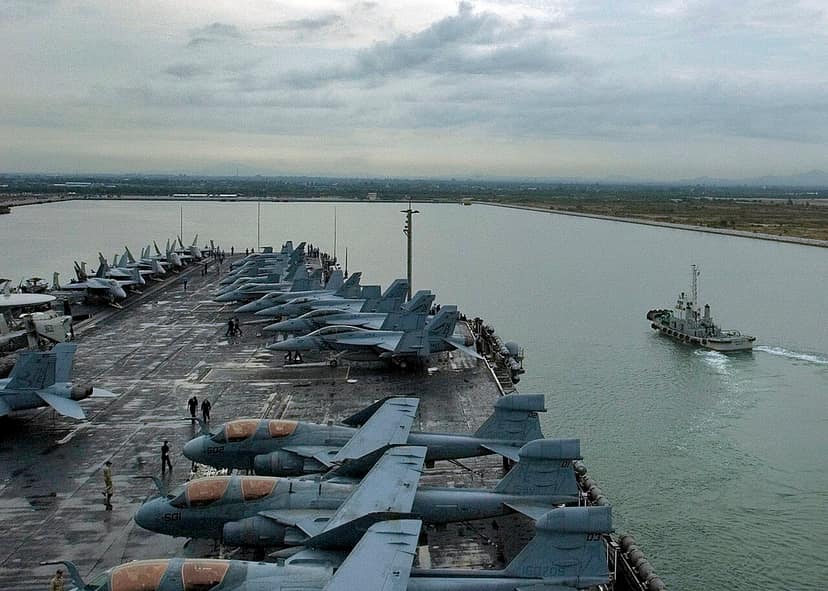 USS Abraham Lincoln deixa Tailândia após nove meses no mar