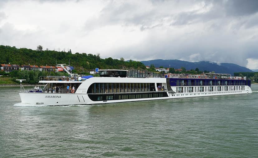 Photo d'archive: La baisse du niveau de la Danube en Hongrie affecte les croisières fluviales et renforce le débat sur le nucléaire