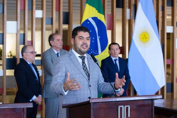 Irão apresenta exigências para reabertura do estreito de Ormuz