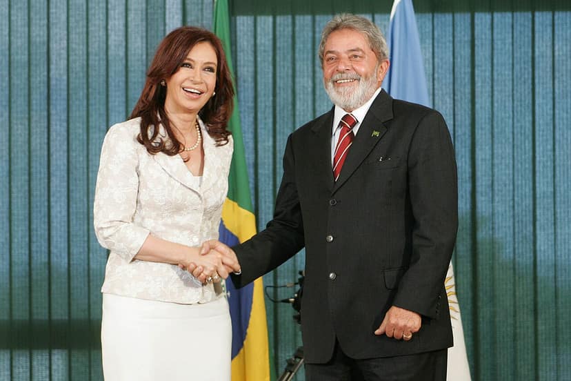Archivbild: Lula und Flávio Bolsonaro präsentieren sich in einem von Korruptionsvorwürfen geprägten Debatt