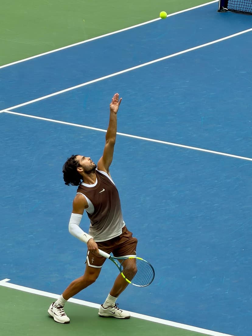 Carlos Alcaraz von Zizou Bergs beim Masters 1.000 in Shanghai eliminiert