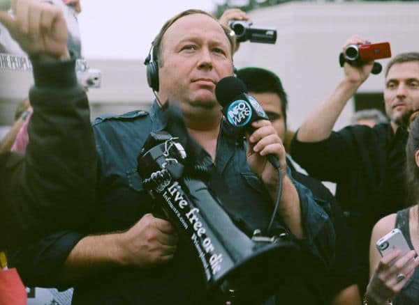 Foto d'archivio: La Corte d'Appello del Texas Riduce il Risarcimento contro Alex Jones per le Affermazioni sul Sandy Hook