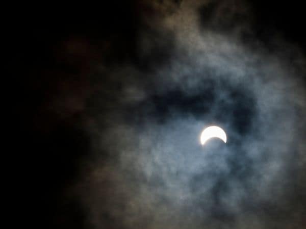 A eclipse solar provoca aumento nos preços da eletricidade na Alemanha e impactos na Suíça
