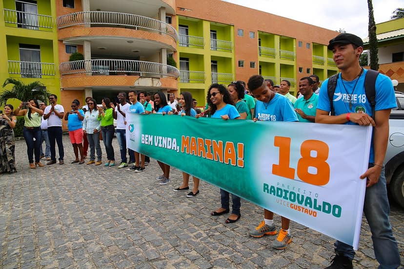 Foto de arquivo: Flávio Bolsonaro vota a favor do fim da escala 6x1 durante campanha