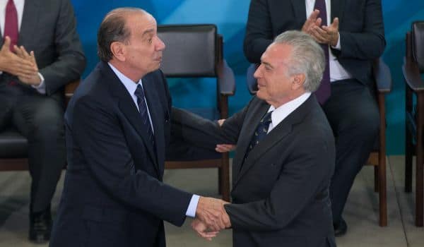 Foto de arquivo: Flávio Bolsonaro vota a favor do fim da escala 6x1 durante campanha