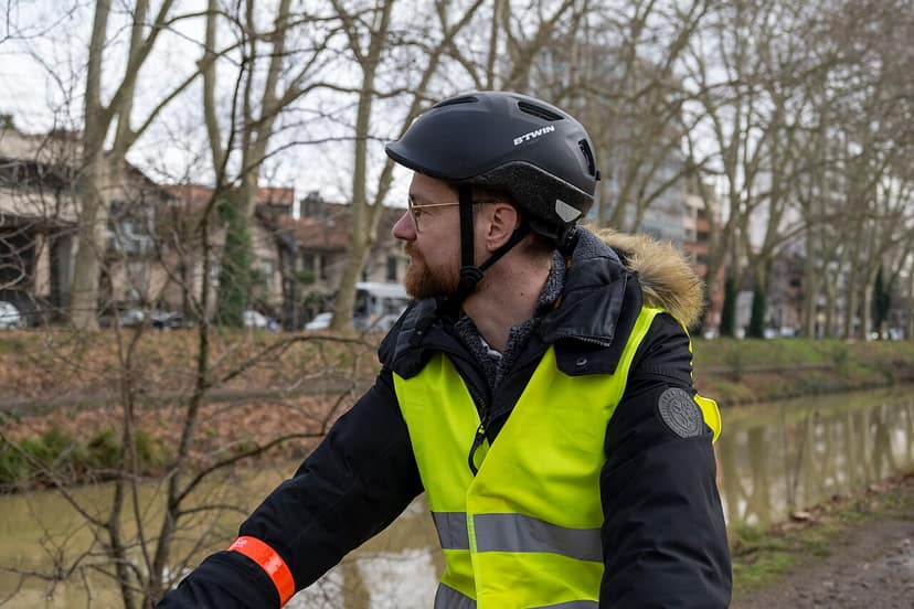 Casco e gilet giallo obbligatori per i monopattini a Parigi