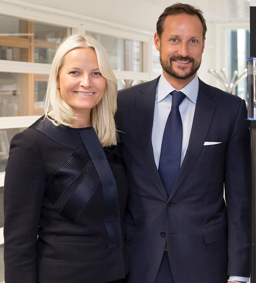 Haakon et Mette-Marit accèdent au trône de Norvège après le décès de Harald V