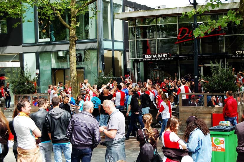 Feyenoord-fans veroorzaken verwondingen met vuurwerk tijdens Eredivisie-wedstrijd