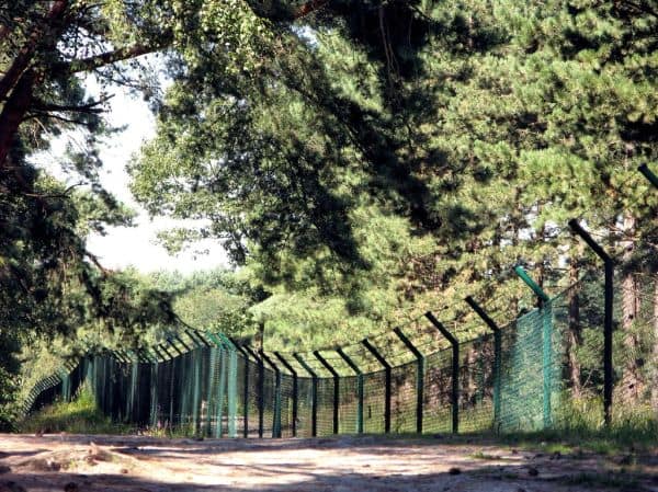 Tunnel sous la clôture frontalière vers la Biélorussie découvert en Lettonie