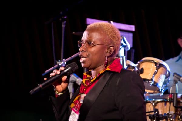 Angelique Kidjo reçoit une étoile à Hollywood, première musicienne africaine honorée