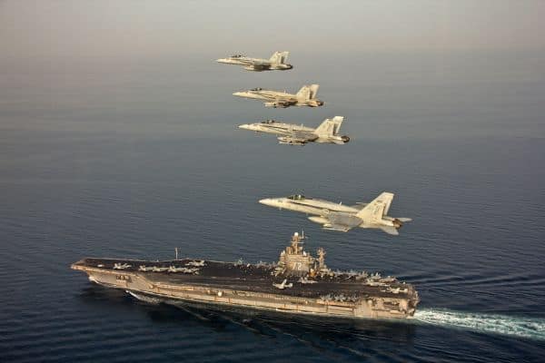 Foto d'archivio: Il militare statunitense respinge le accuse sulla portaerei "USS Abraham Lincoln"