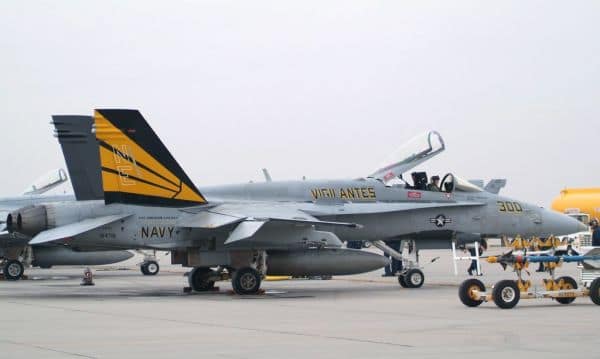 Foto d'archivio: Il padre di un marinaio della US Navy sull'USS Abraham Lincoln rilasciato dall'ICE