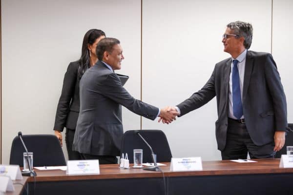Foto de arquivo: Ucrânia critica possível levantamento de sanções a oligarcas russos