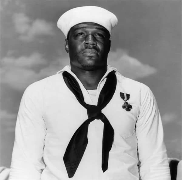 Marinha dos EUA pode renomear porta-aviões originalmente dedicado a herói de guerra negro após Trump