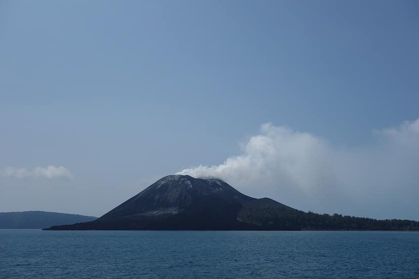 Foto d'archivio: L'eruzione del vulcano Anak Krakatau blocca il traffico aereo in Indonesia