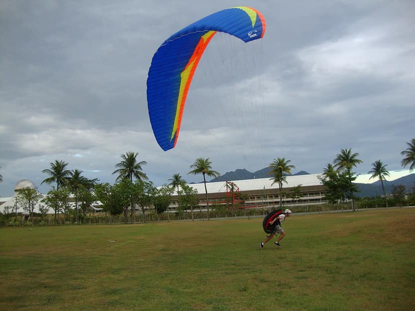 Photo d'archive: Un colonel de l'armée meurt dans un accident de parapente à la plage de São Conrado