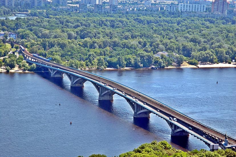 Foto d'archivio: Attacco russo a Kiev provoca una morte e danneggia il ponte sul Dnipro