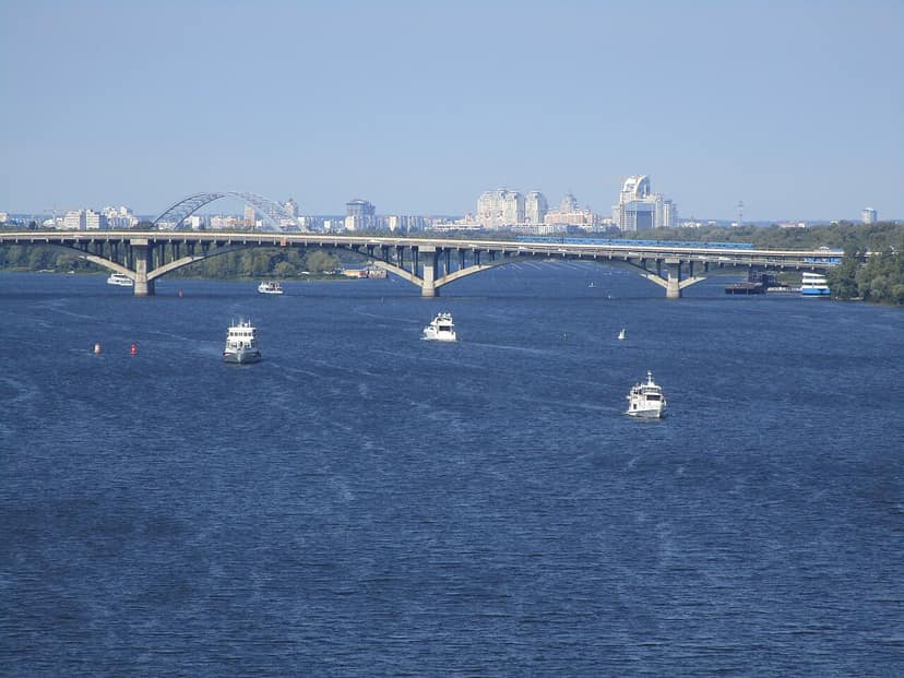 Foto d'archivio: Attacco russo a Kiev provoca una morte e danneggia il ponte sul Dnipro